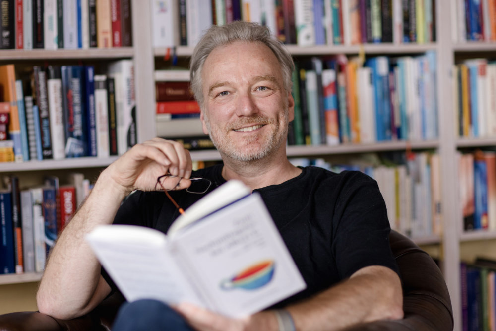 David-Lindner-liest-zum-Nachmittagstee-bei-Albert-E